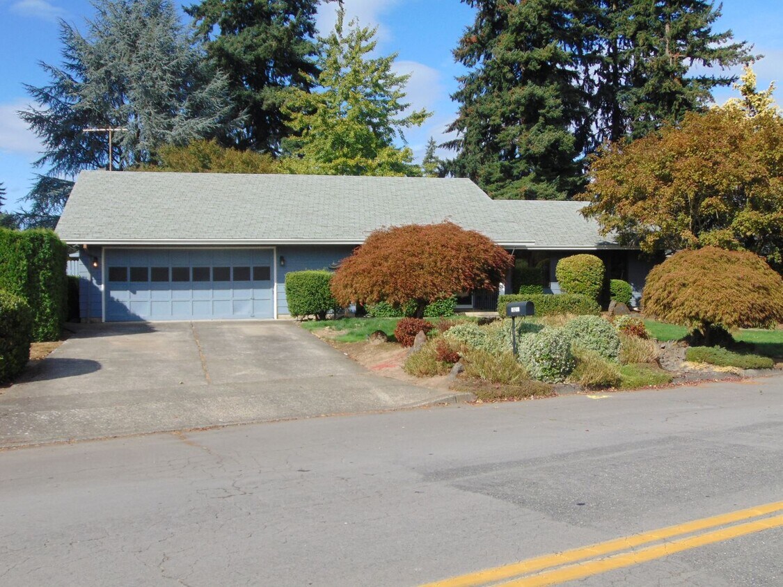 Primary Photo - 3 Bedroom/2 Bathroom Ranch Style Home In D...