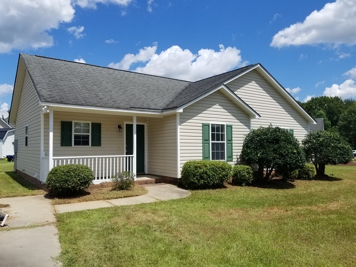 Foto principal - Ready Now! Located in Benson NC Single Fam...