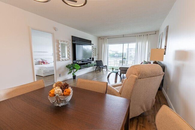 Building Photo - 2751 N Palm Aire Dr