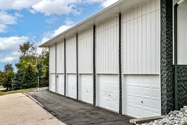 Building Photo - Updated 2-Bed and 1.5- Bath Apartment with Balcony!