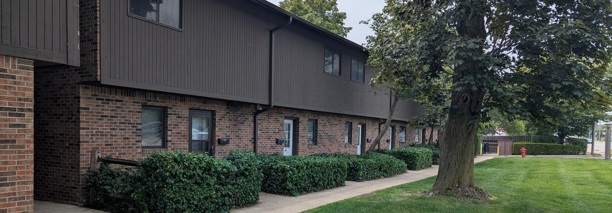 Primary Photo - Colonial Apartments