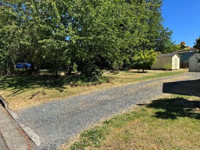 Building Photo - Charming 3-bedroom, 2-bath home in Eugene's Friendly Street Neighborhood!