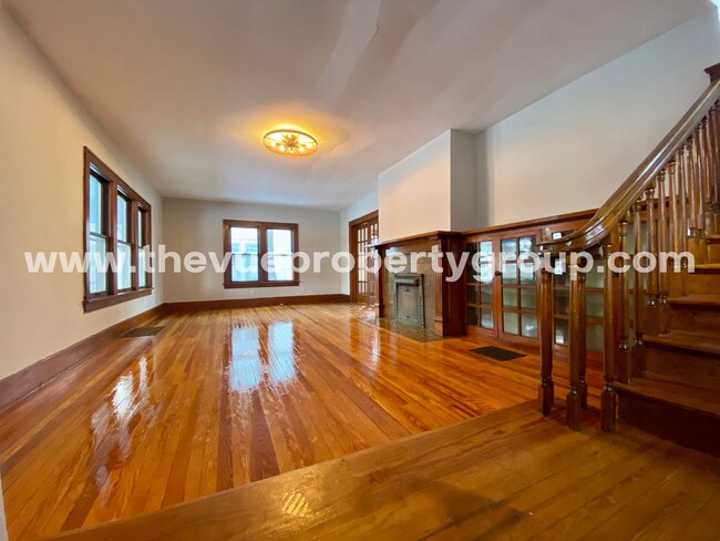 Foto del edificio - 3BR Beauty with Hardwood Floors + Remodeled Kitchen + Fenced Yard!