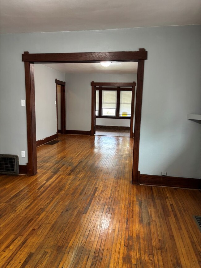 Building Photo - 2 bedroom, 1 bath house