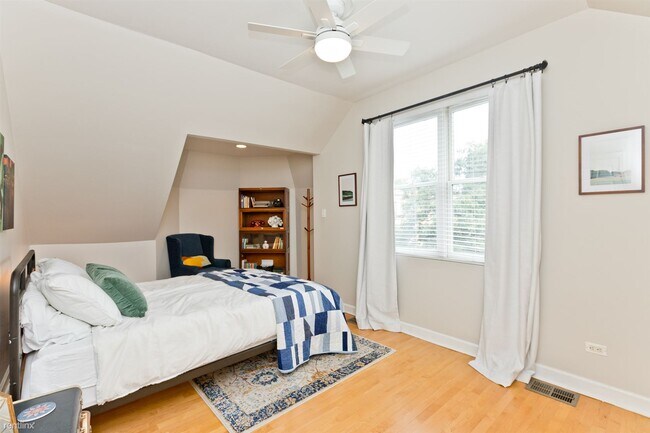 Foto del edificio - 3 br, 2 bath Condo - 3656 N Paulina St