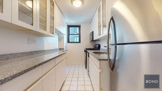 Building Photo - 333 E 49th St