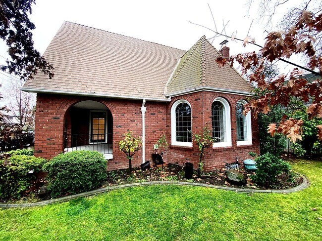 Building Photo - Beautiful Curtis Park 4 Bedroom Brick Tudor!