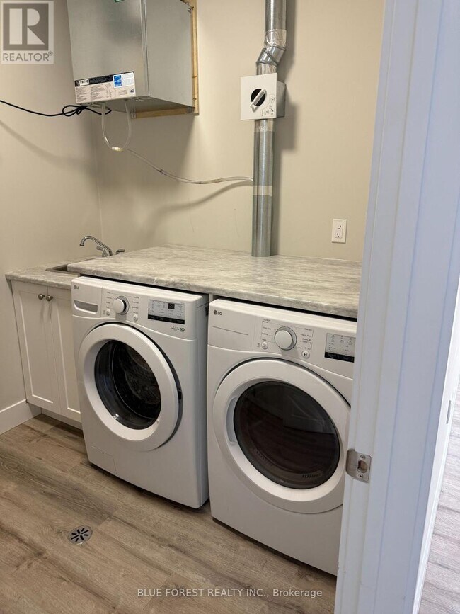 Photo du bâtiment - 282 MAIN St