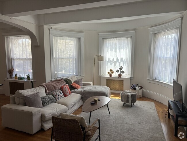Building Photo - 1070 Beacon St