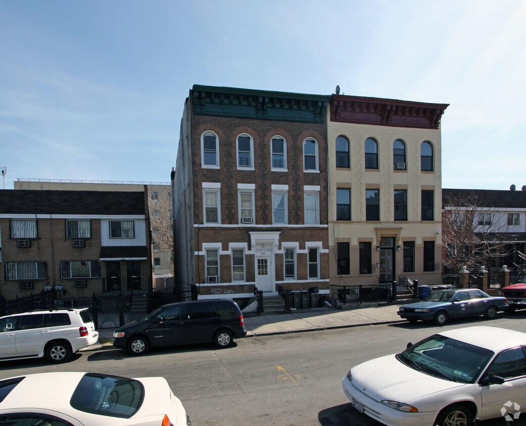 Building Photo - 124 Linden St