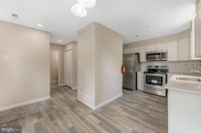 Foto del edificio - Cute, newer end unit Townhouse