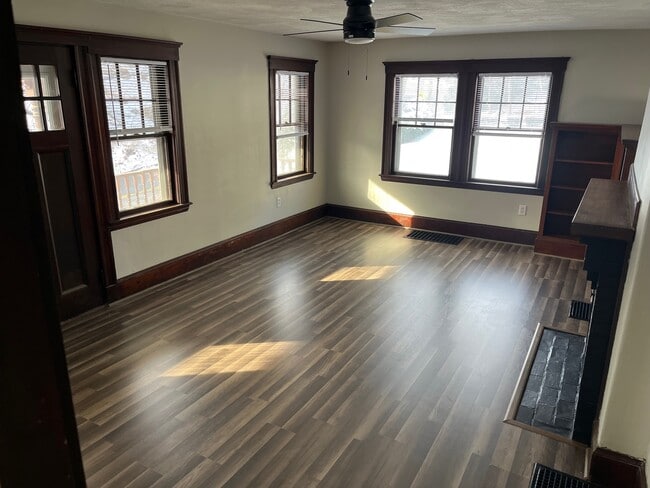 sala de estar - 162 Montvale Ave