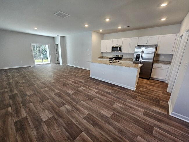 Building Photo - 5 Bedroom/ 2.5 Bath in Waterfall Village