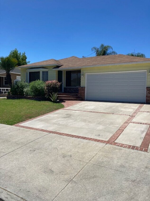 Primary Photo - TWO BEDROOM HOME IN LAKEWOOD WITH AIR COND...