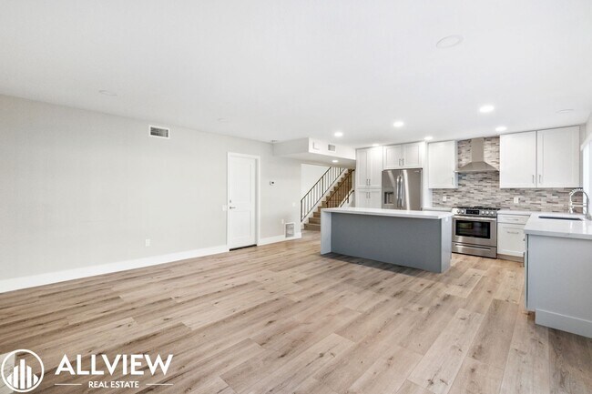 Foto del edificio - Welcome to this stunning 5-bedroom, 4-bath...