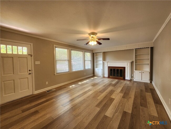 Foto del edificio - 564 Laurel Ln