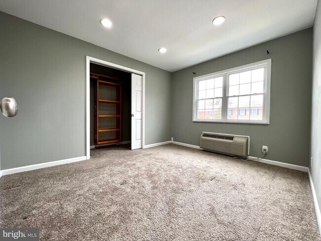 Building Photo - 108 N Baylor Dr