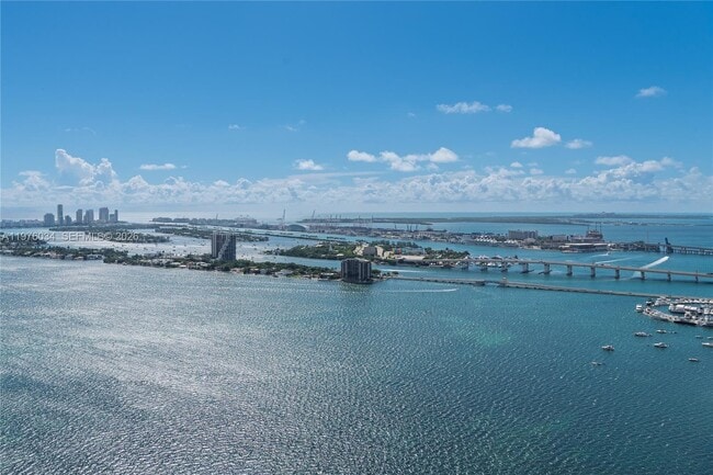 Foto del edificio - 700 NE 24th St