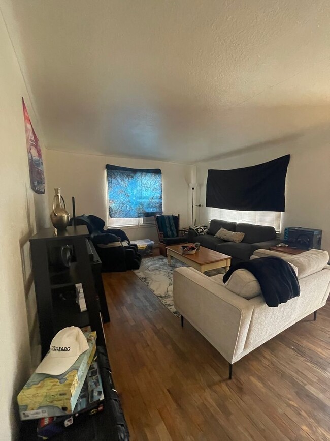 Building Photo - STUDENTS WELCOME! Cute 3-Bed / 1-Bath Bung...