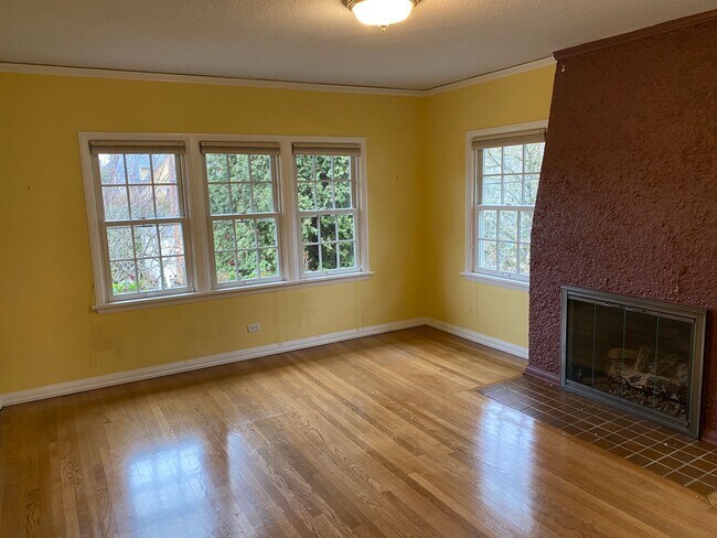 Foto del edificio - Amazing Irvington Charm - 3 bedroom Duplex...