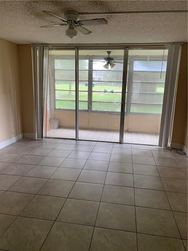 Foto del edificio - 8310 Sands Point Blvd