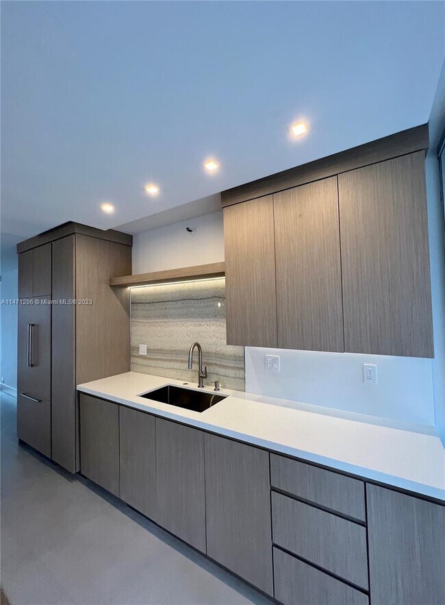 Building Photo - 1541 Brickell Ave