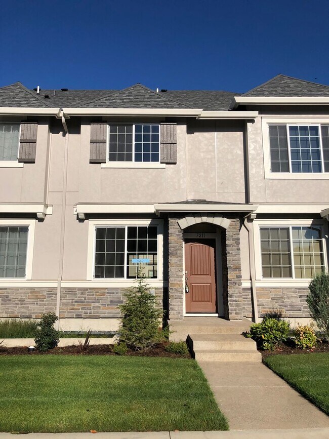 Building Photo - Gorgeous BRAND NEW 2 Bedroom Townhouse w/ ...