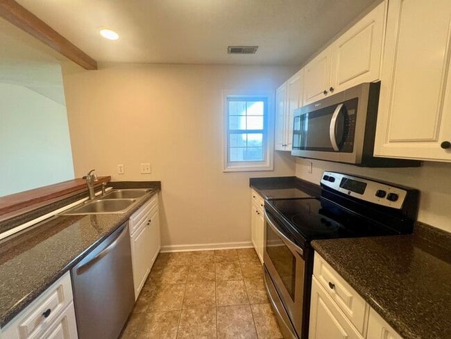Foto del edificio - RENT SPECIAL! Freshly Painted! New Luxury ...