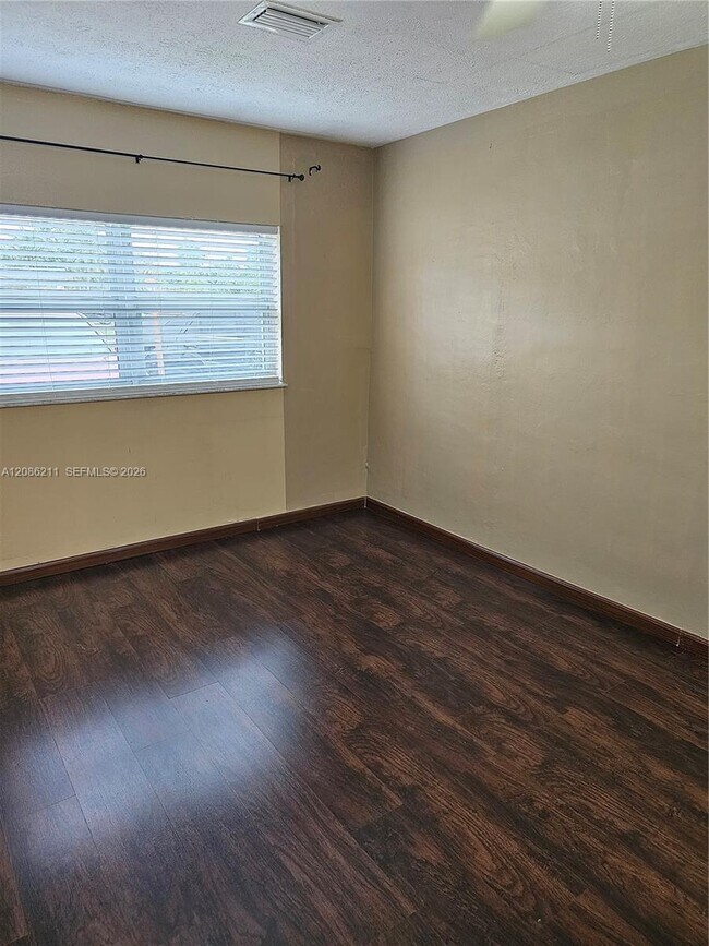 Foto del edificio - 3500 NW 39th St