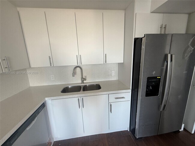 Foto del edificio - 2025 NE 164th St