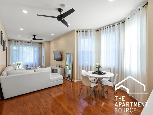 Foto del edificio - 2028 N Hamlin Ave