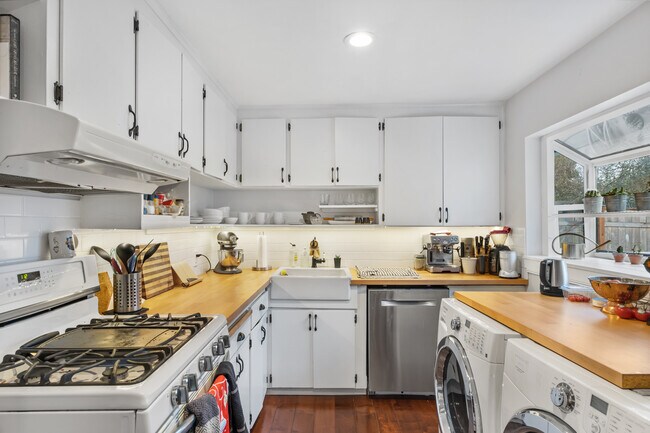 Cocina de gas, encimeras de madera maciza, fregadero estilo granja - 4004 220th St SW