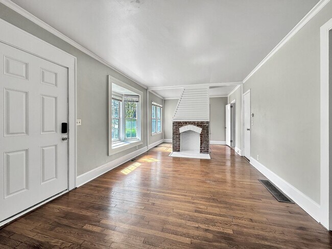 Building Photo - 2 bedroom 1 bath bungalow in the heart of ...