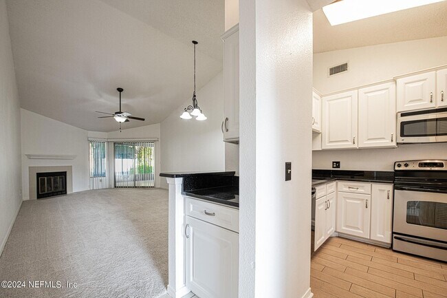 Building Photo - 213 La Pasada Cir E