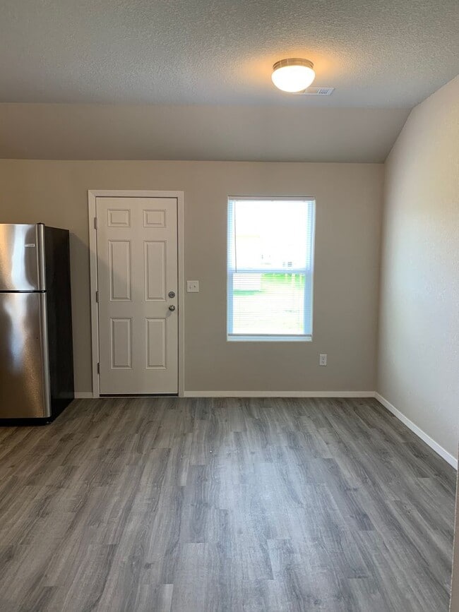 Building Photo - Ready Now- 3 Bed Home - Fayetteville AR!