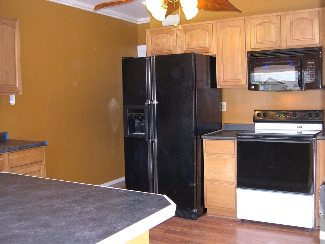 Building Photo - 2424 Filbert Ave