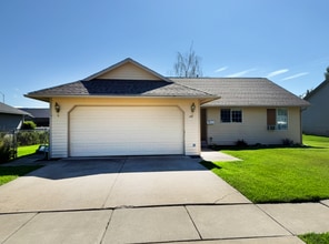 Building Photo - 141 Greenbriar Dr