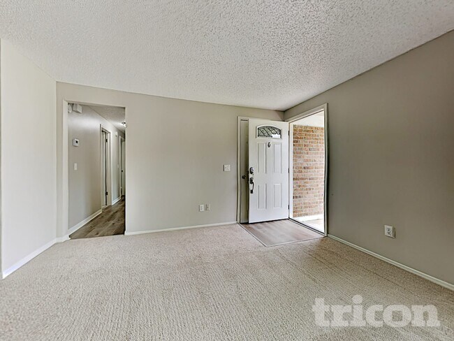 Foto del edificio - 2659 Pinewood Blvd E