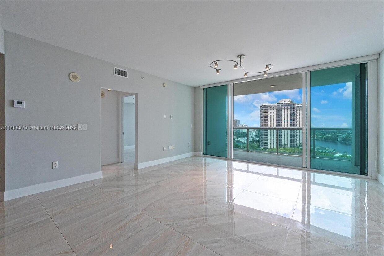 Foto principal - 19400 Turnberry Way