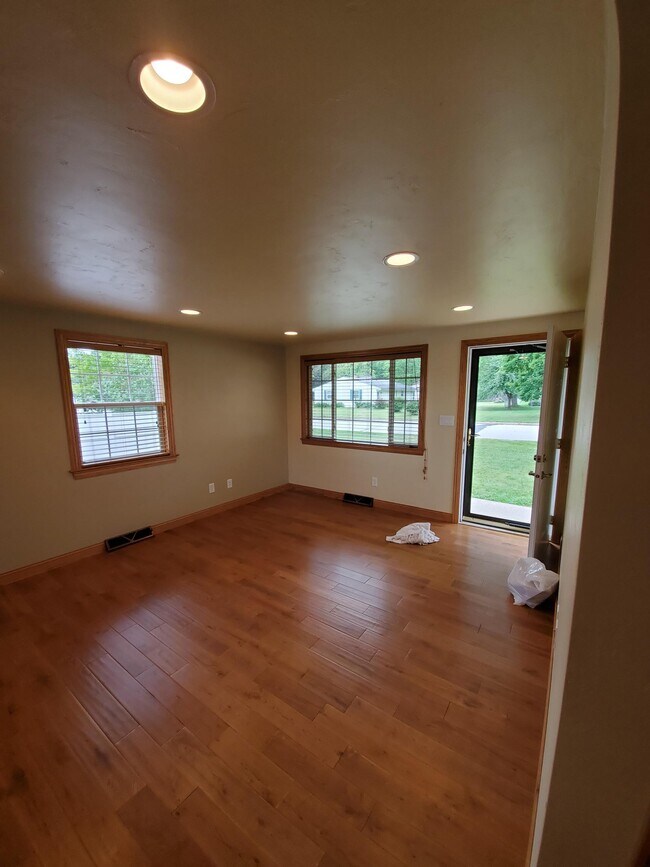 Building Photo - 1306 Sunray Ln