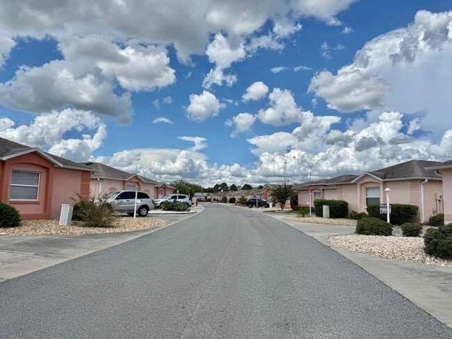Building Photo - Adorable 2/2 with Private Yard!