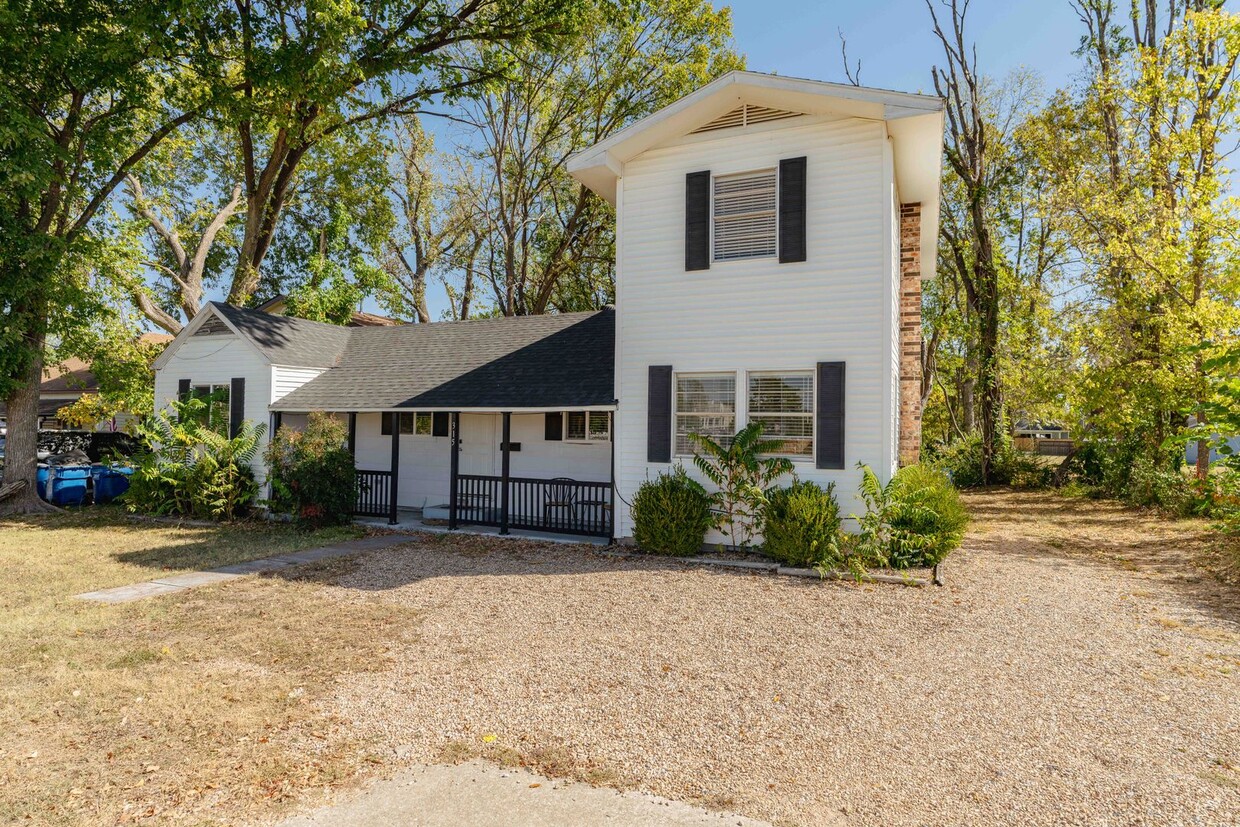 Foto principal - Furnished Downtown Bentonville home! Walk ...