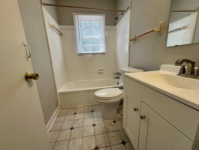 Building Photo - 4525 Wildwood Ave