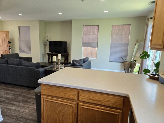 Building Photo - 4 BR 2.5 BA detached modern single-family home.