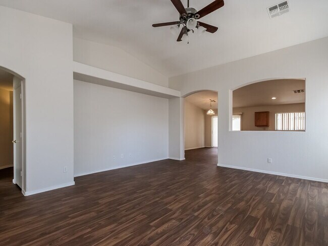 Foto del edificio - 15106 W Monroe St