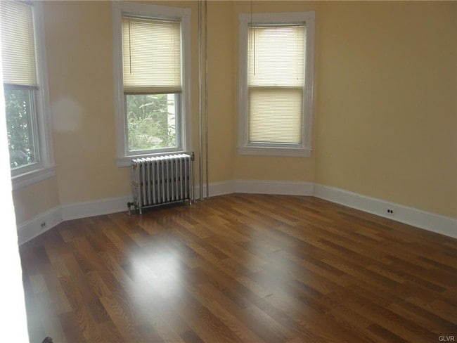 Building Photo - 240 N 10th St