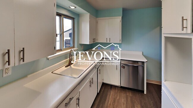 Building Photo - Enjoy this spacious 4-bedroom home near Pa...