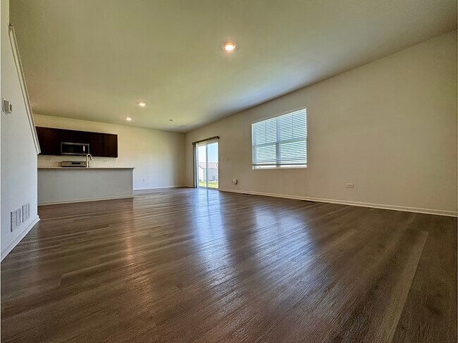Foto del edificio - 13520 Carmel Blvd