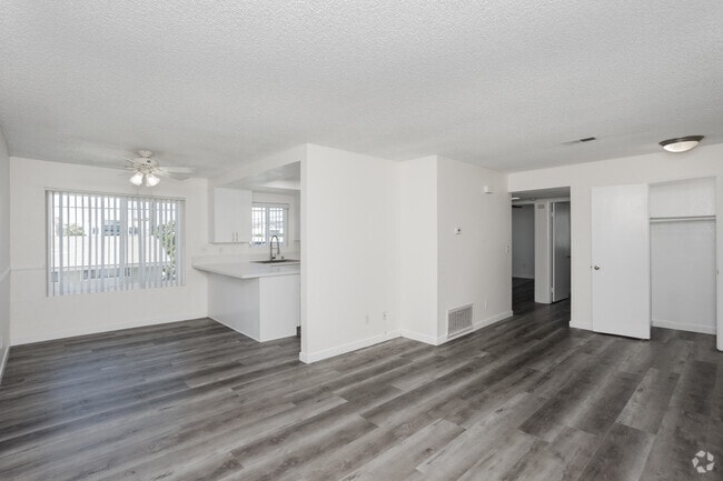 2BR, 1BA - 750SF - Living Room/Dining Room - Stonewood Apartments
