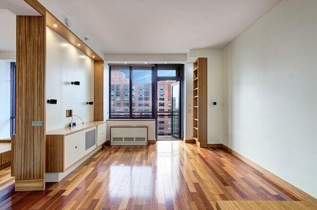 Building Photo - 389 Washington St